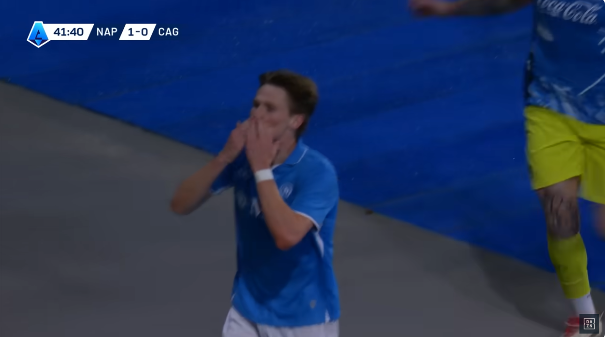 Napoli-Cagliari, una partita vietata ai malati di cuore. Dalla pallonata di Lavezzi al gol-scudetto di McTominay